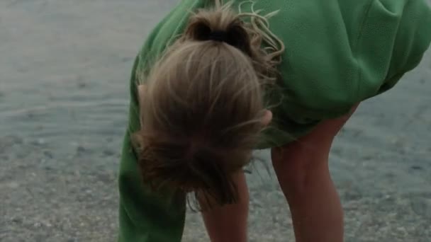 Κορίτσι σχεδίασης στην άμμο με το δάχτυλο — Αρχείο Βίντεο