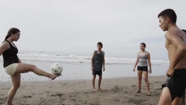 Άτομα που παίζουν ποδόσφαιρο σε παραλία — Αρχείο Βίντεο