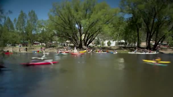 Gente haciendo kayak en resort — Vídeo de stock