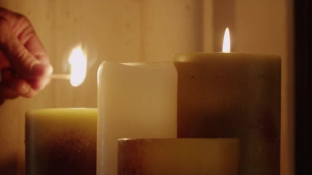 Mão acender velas com fósforo — Vídeo de Stock