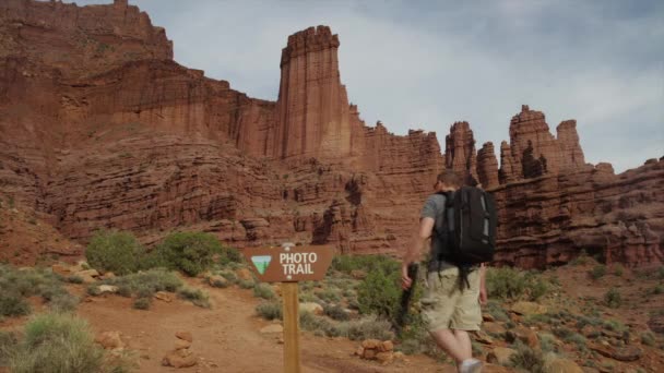 Man wandelen in Fisher towers — Stockvideo