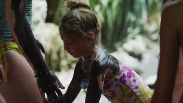 Niños jugando con pintura corporal — Vídeos de Stock