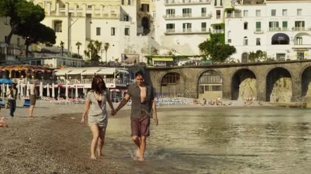 年轻夫妻在阿马尔菲的海滩上散步 — 图库视频影像
