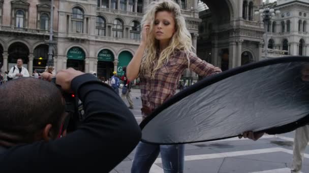 Vrouw modelleren voor fotograaf — Stockvideo