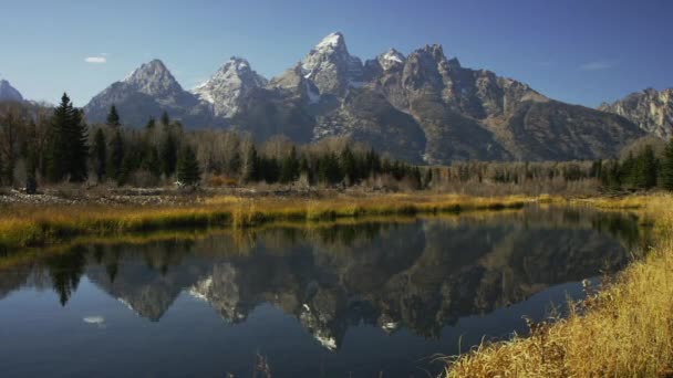 Reflexión de montaña en el río — Vídeo de stock