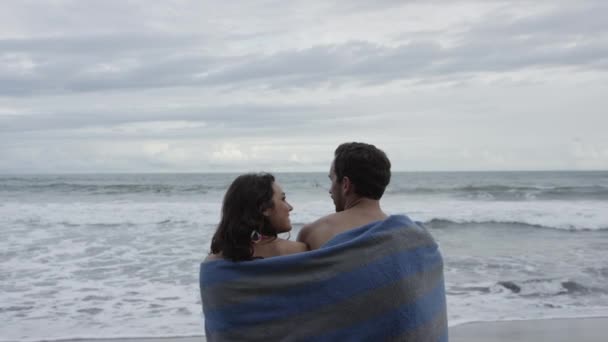Couple admirant vue panoramique sur la plage — Video