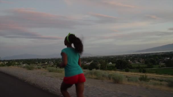 道路で実行されている 10 代の少女 — ストック動画