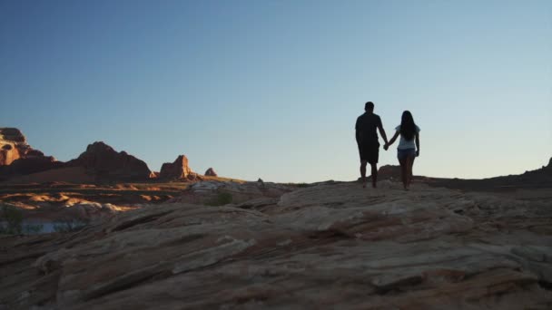 Paar umarmt sich auf Felsen in der Nähe des Lake Powell — Stockvideo