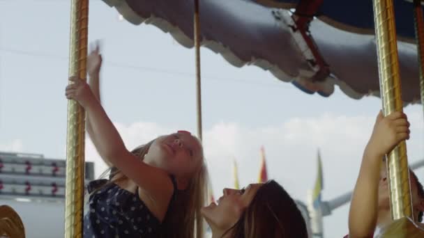 Mère et fille équitation carrousel — Video