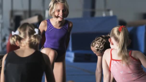 Les filles s'étirent dans la salle de gym — Video