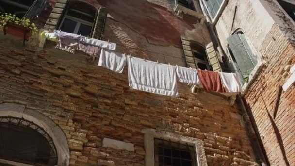 Сушка одежды снаружи здания — стоковое видео