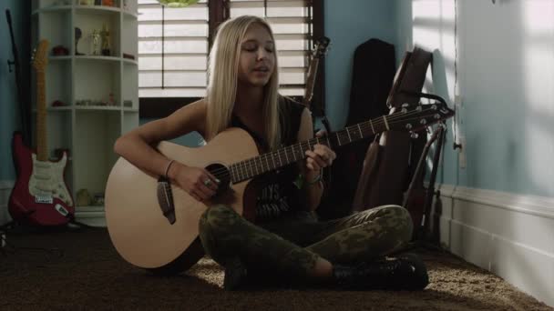 Ragazza adolescente che suona la chitarra — Video Stock