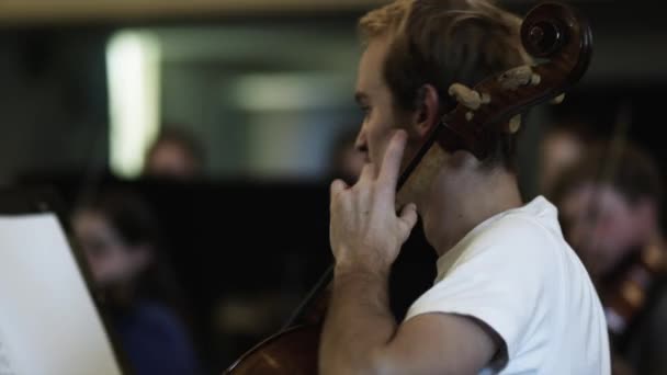 Hombre jugando violonchelo — Vídeos de Stock