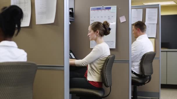 Mujer cansada trabajando en la oficina — Vídeos de Stock