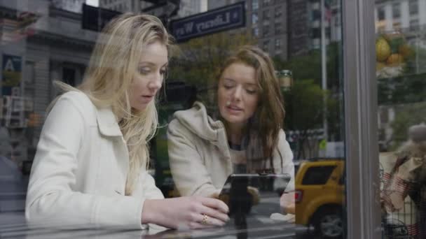 Vrouwen praten in stedelijke café — Stockvideo