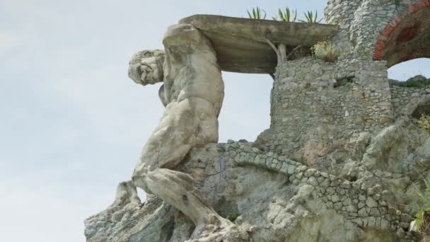 Sculptuur en ruïnes op rotsachtige heuvel — Stockvideo