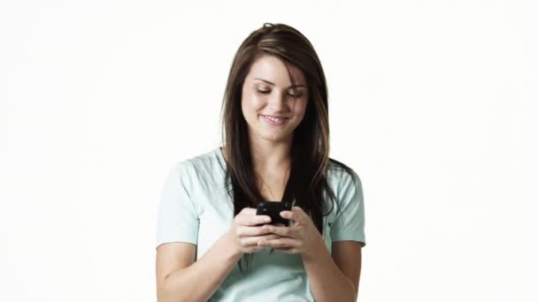 Mujer joven mensajería de texto — Vídeos de Stock