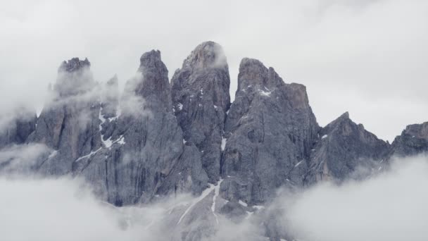 Nubes pasando por las cimas de las montañas — Vídeo de stock