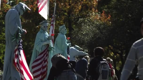 Menschen in Freiheitsstatue-Kostümen im Central Park — Stockvideo