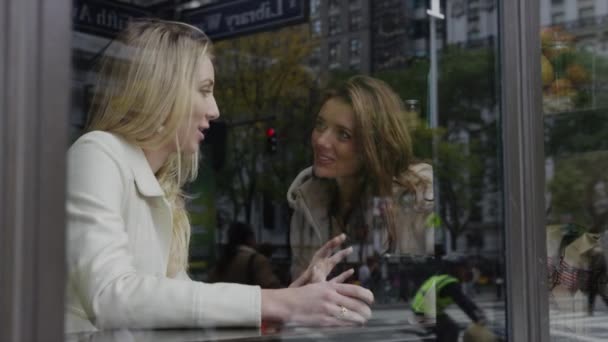 Vrouwen praten in stedelijke café — Stockvideo