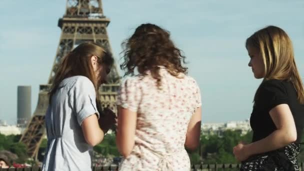 Women taking photo of Eiffel Tower — Stock Video