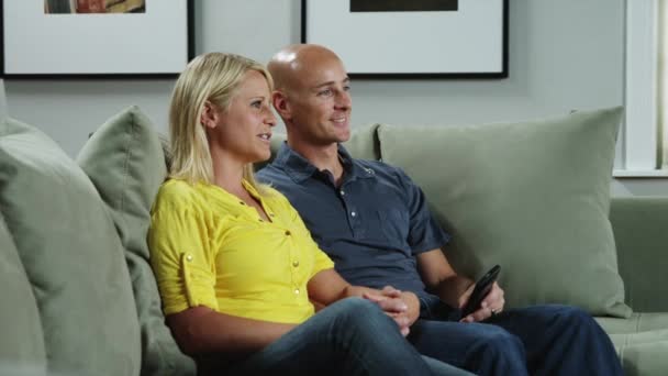 Mujer y hombre viendo la televisión — Vídeos de Stock