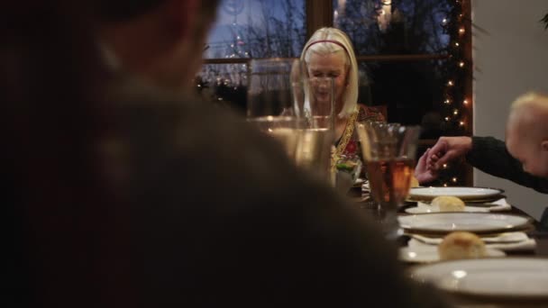 Yemek masada dua çocuklu aile — Stok video