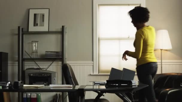 Jeune femme travaillant dans le bureau — Video