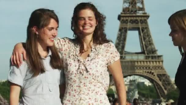 Tres mujeres frente a la Torre Eiffel — Vídeo de stock