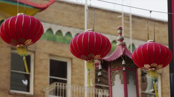Faroles chinos en el distrito de Chinatown — Vídeos de Stock