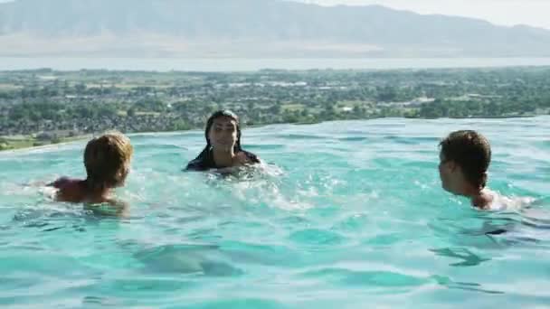 Mulheres juntando homens nadando na piscina — Vídeo de Stock