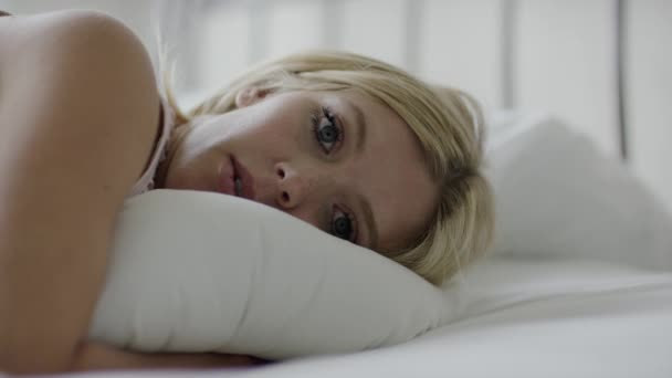 Беременная женщина лежит на кровати — стоковое видео