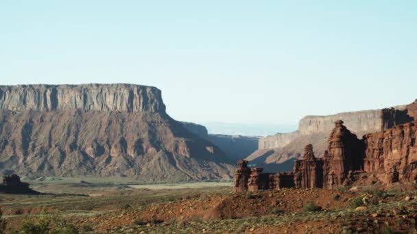 Formaciones rocosas en el desierto — Vídeo de stock