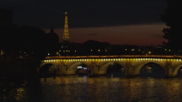 Городской мост освещенный ночью — стоковое видео