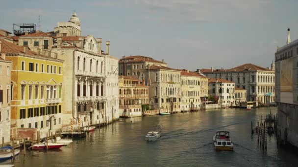 Barcos de turismo en el Gran Canal — Vídeos de Stock