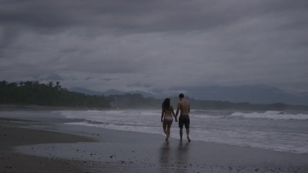 해변을 걷고 있는 부부 — 비디오