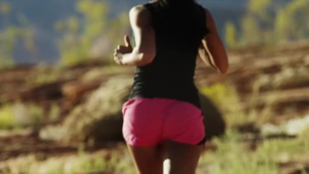 Mulher correndo na paisagem do deserto — Vídeo de Stock