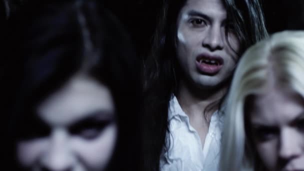 Три вампіри вночі — стокове відео