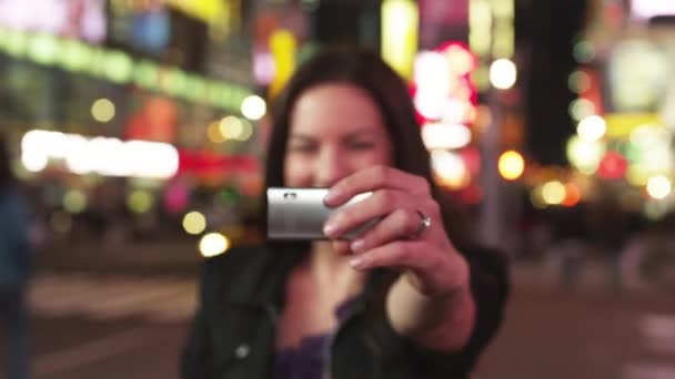 Vrouw foto messaging in Times Square — Stockvideo