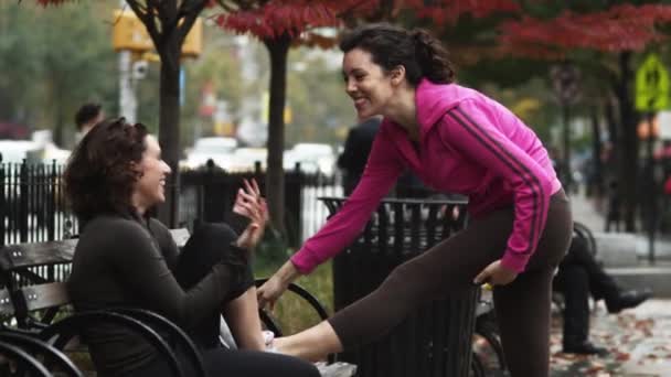 若い女性のベンチでストレッチ — ストック動画