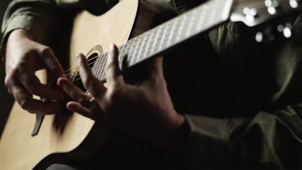 Hombre tocando la guitarra acústica — Vídeos de Stock