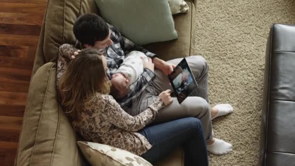 Couple utilisant une tablette numérique avec bébé fils — Video