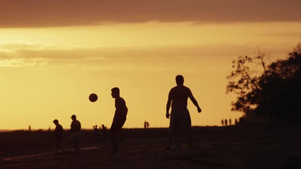 Hombres jugando fútbol de playa — Vídeo de stock