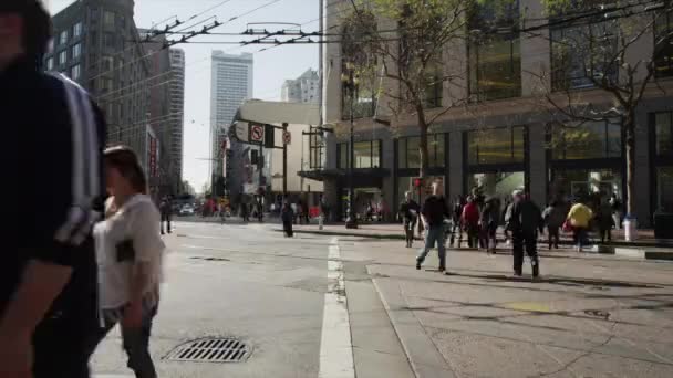 Люди, що ходять по вулиці — стокове відео
