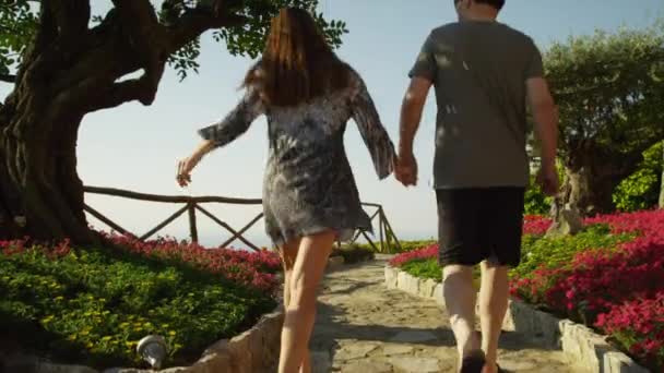 Couple marchant vers la balustrade — Video