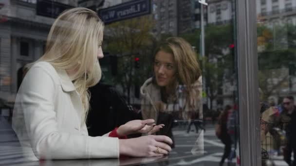 Mujeres hablando en la cafetería urbana — Vídeos de Stock