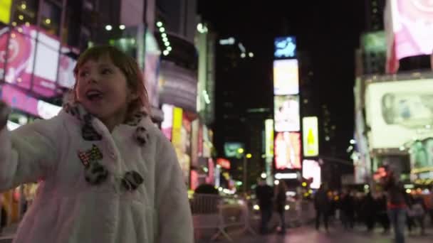 Chica bailando en Time Square por la noche — Vídeos de Stock