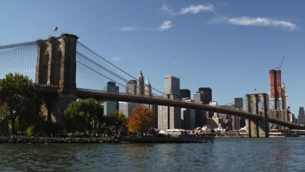 Puente de Brooklyn con horizonte del centro — Vídeo de stock