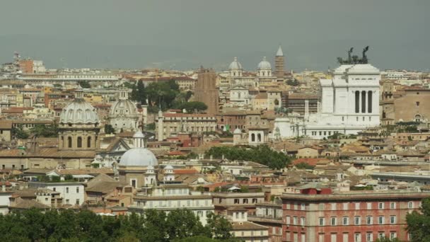 Paisaje urbano bajo el cielo nublado — Vídeo de stock