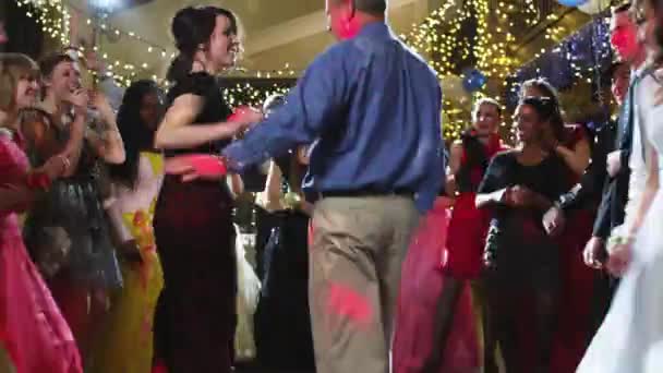 Studenten en docenten dansen op prom night — Stockvideo